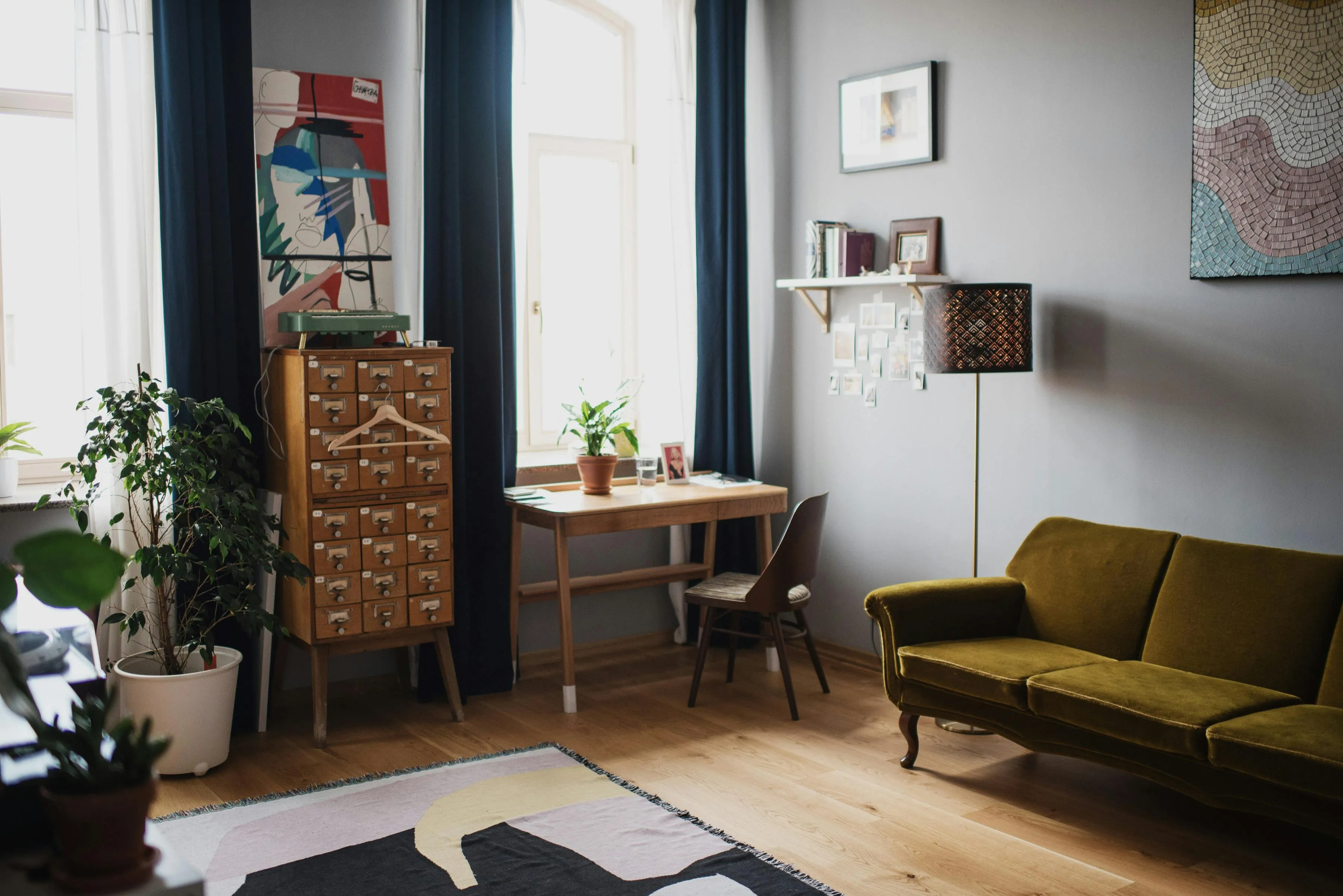 Heller, moderner Wohnraum mit Vinylboden in Holzoptik und gemütlichem Sofa