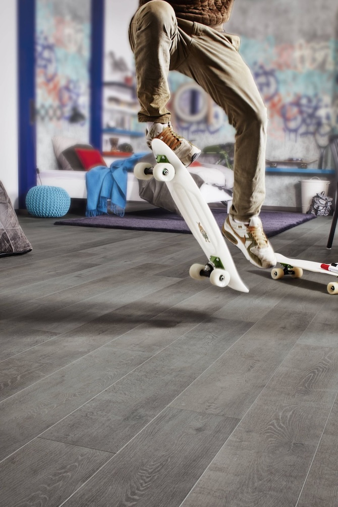 md_NAT_Deluxe_833_Xplora_8566_Oak_graphite_V4_det_skateboarder2_h_retu2_1920x1920