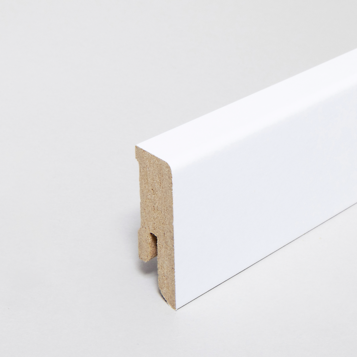 Weiße MDF-Fußleiste mit Holzstruktur und abgerundeten Kanten