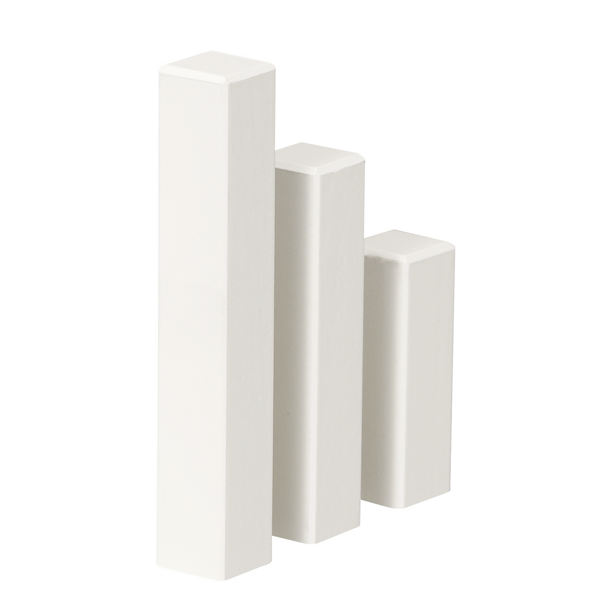 Drei unterschiedlich hohe, rechteckige, weiße Blöcke in schlichter Anordnung