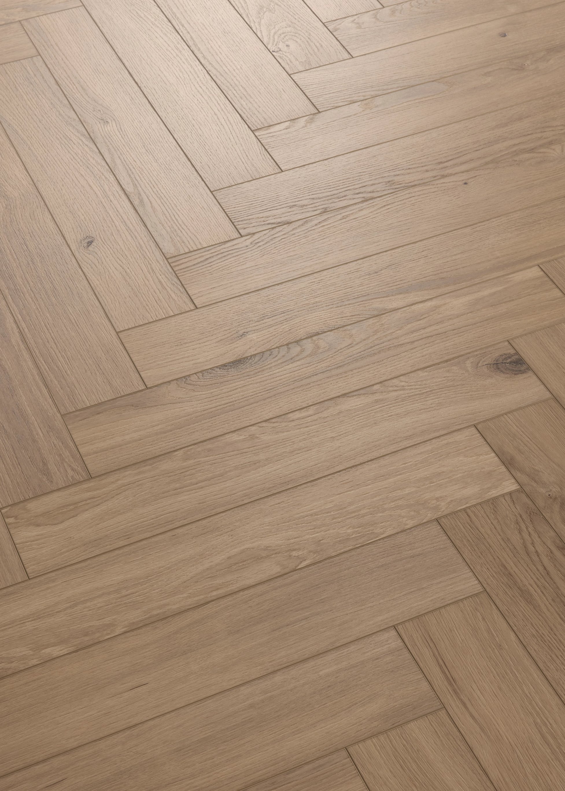 Detailansicht eines Eichenparkettbodens im Fischgrätmuster