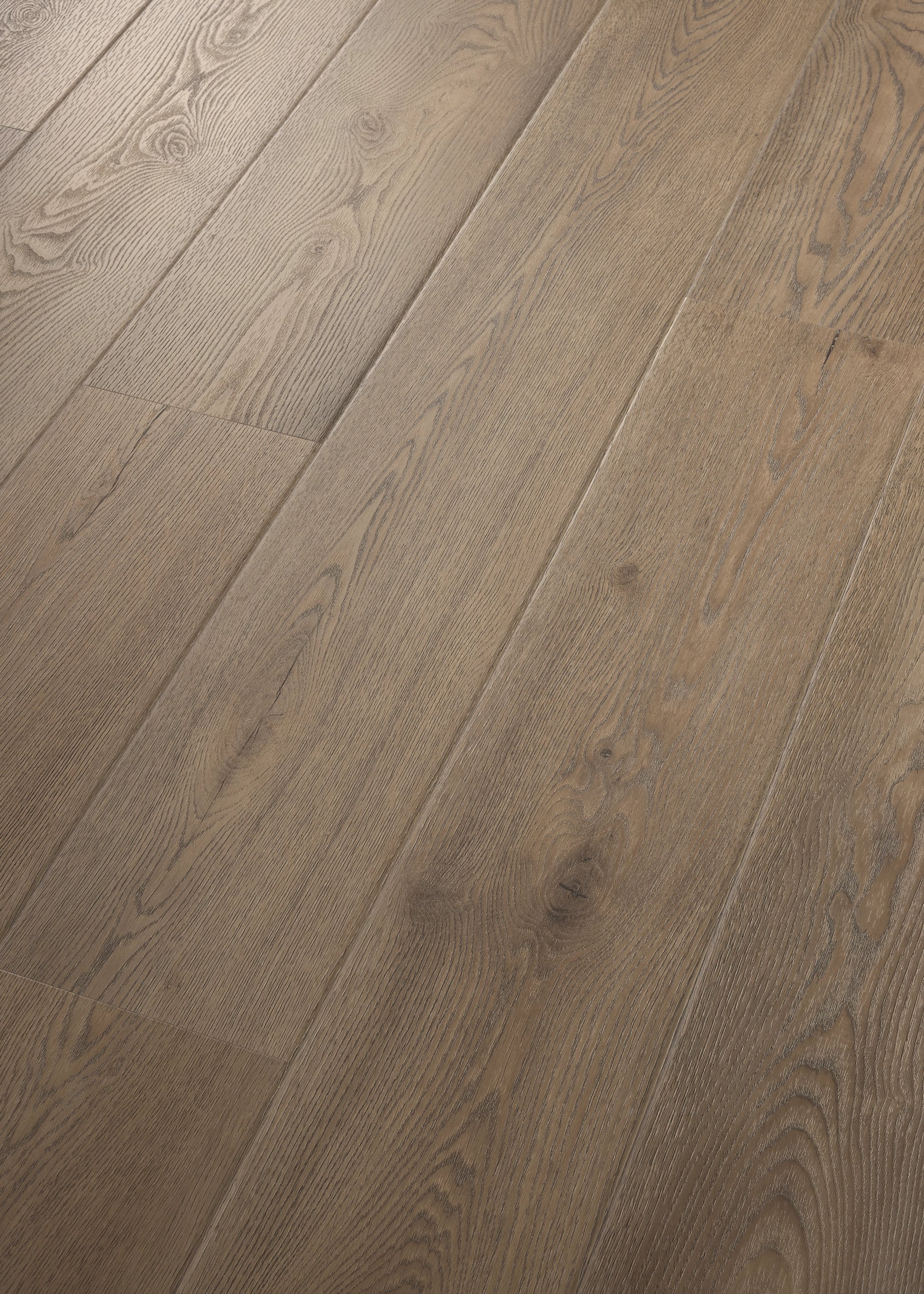 Detailansicht eines stilvollen Holzfußbodens mit natürlicher Holzmaserung