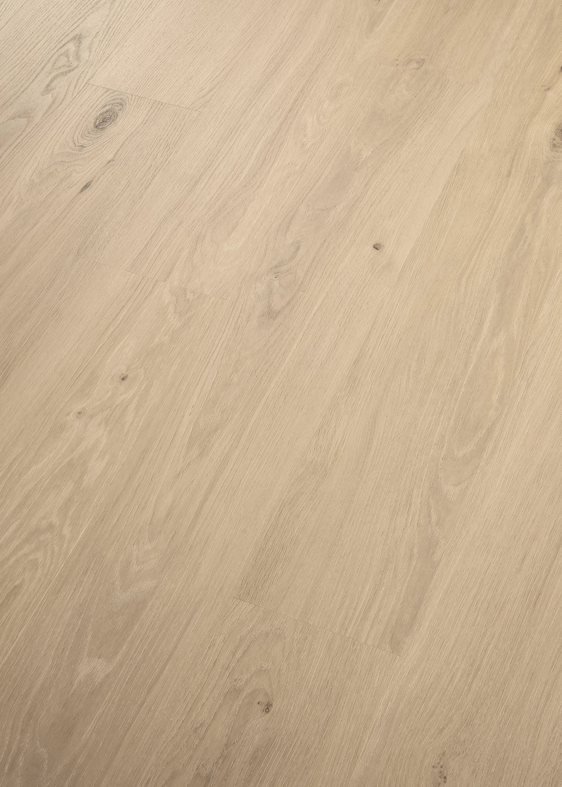 Nahaufnahme eines hellbraunen Holzbodens mit natürlicher Holzmaserung und leichter Struktur