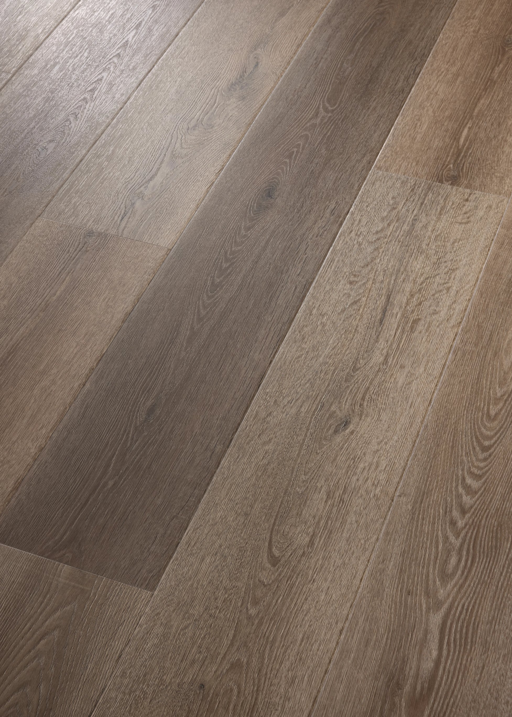 Nahaufnahme eines Holzfußbodens mit natürlicher Eichenmaserung und verschiedenen Brauntönen