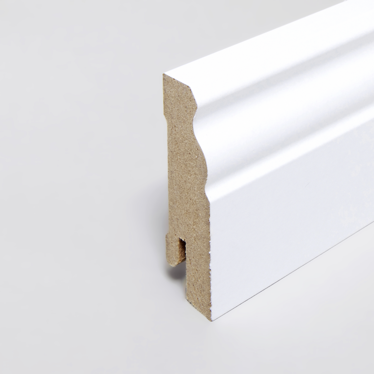 Nahaufnahme einer weißen MDF-Sockelleiste mit elegantem Profil, geeignet für Innenausstattung und Dekoration
