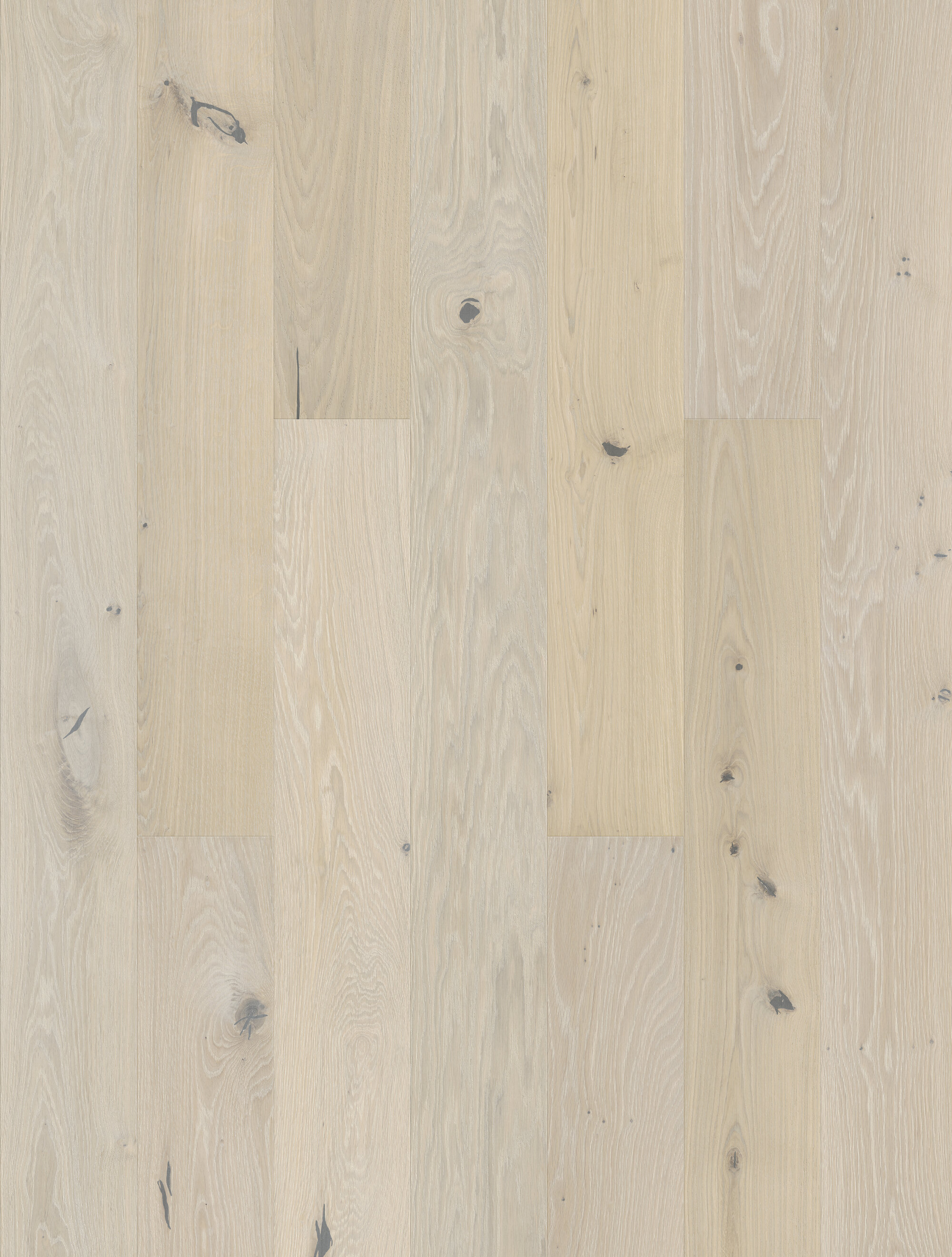 Detailansicht eines Eichenparketts mit hellen Farbtönen und natürlichen Astmustern