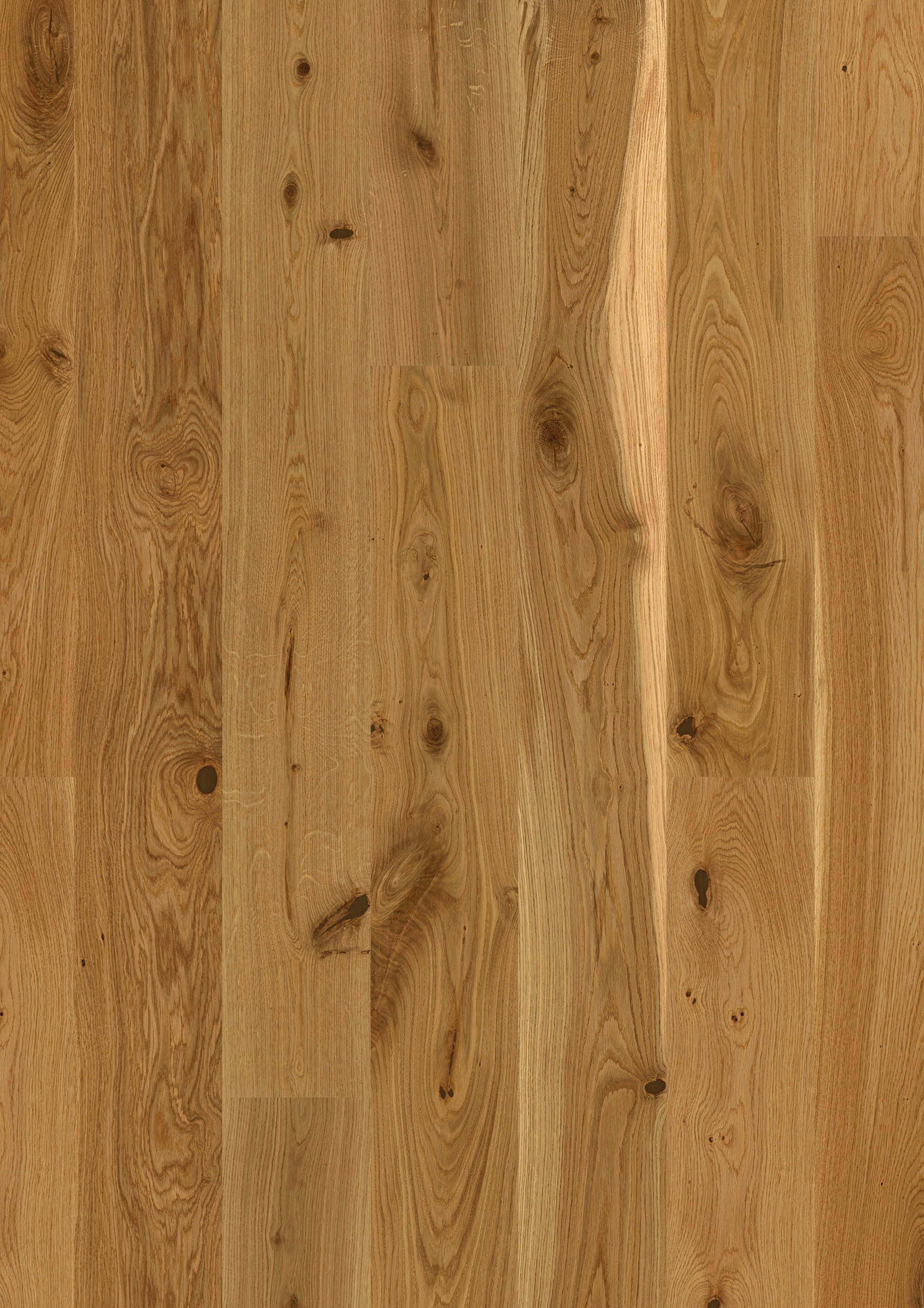 Detailansicht eines Eichenholzbodens mit markanter Maserung und warmer Farbgebung